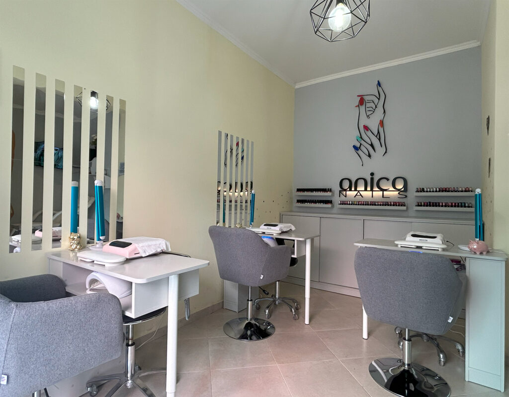 Interior do salão Anica Nails – Espaço moderno e renovado em 2025 para unhas de gel e depilação a laser.