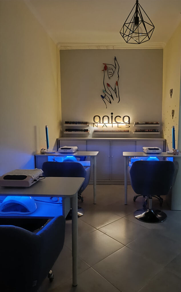 Interior do salão Anica Nails – Espaço moderno e aconchegante para nail design, manicure e pedicure.
